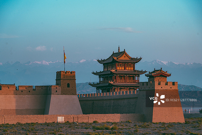 黄昏时的中国甘肃省嘉峪关关城与关门图片素材