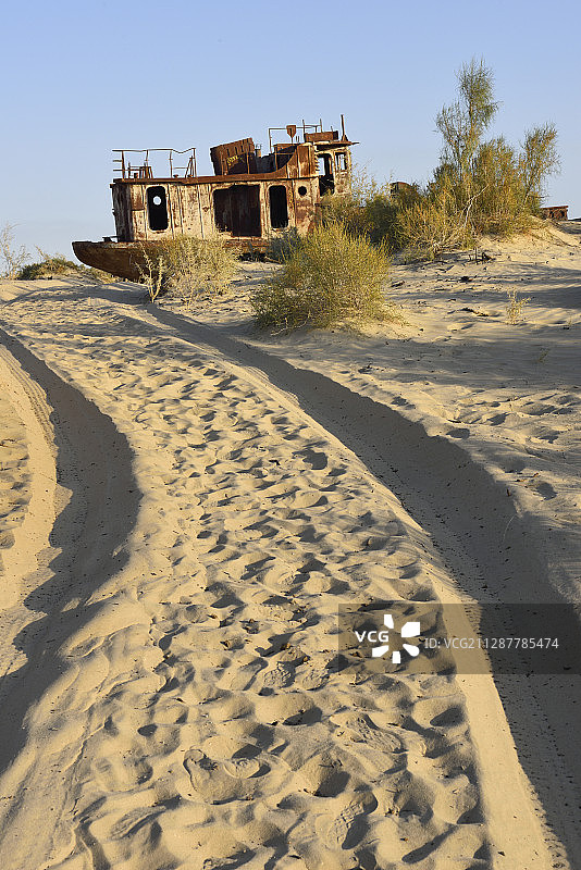 因咸海萎缩而废弃的锈迹斑斑的渔船图片素材