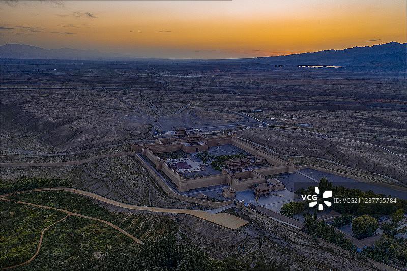 航拍黄昏时的中国甘肃省嘉峪关关城图片素材