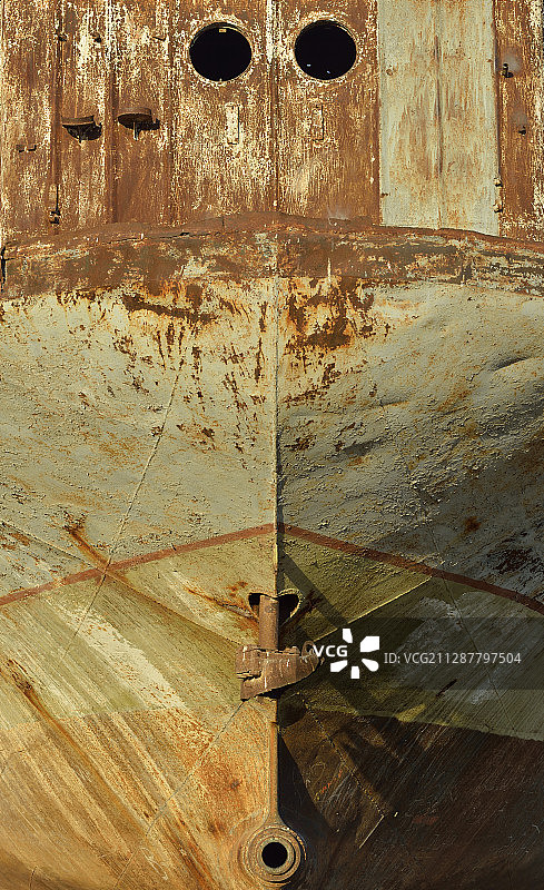 乌兹别克斯坦卡拉卡尔帕克斯坦自治共和国：咸海莫纳克，因咸海萎缩而废弃的生锈渔船图片素材