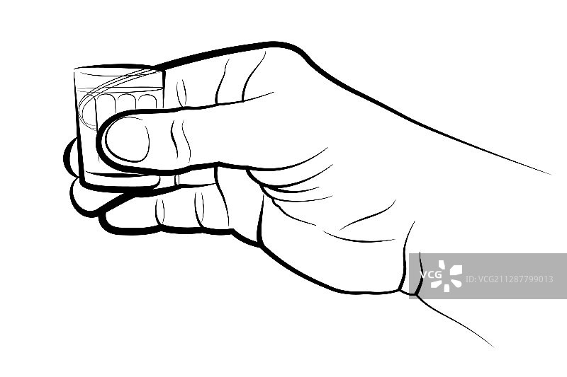 手持一杯酒精饮品图片素材