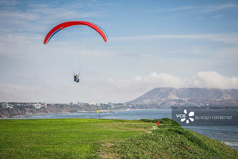 利马滑翔伞起点的草坪图片素材