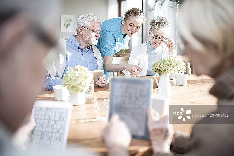 老年人在平板电脑上玩游戏图片素材