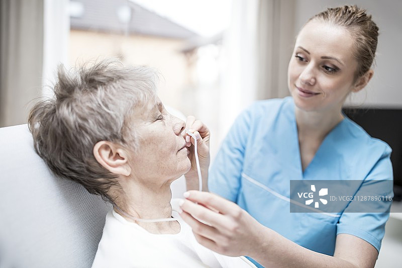 护理人员给病人插入鼻导管图片素材