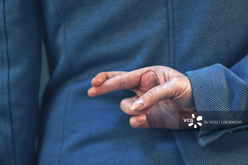 背后交叉手指图片素材