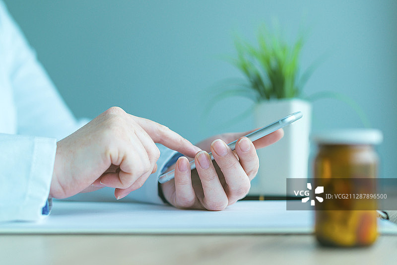 使用智能手机的医生图片素材