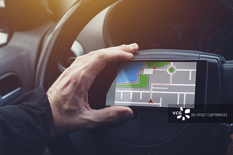 男子在手机上使用GPS导航图片素材
