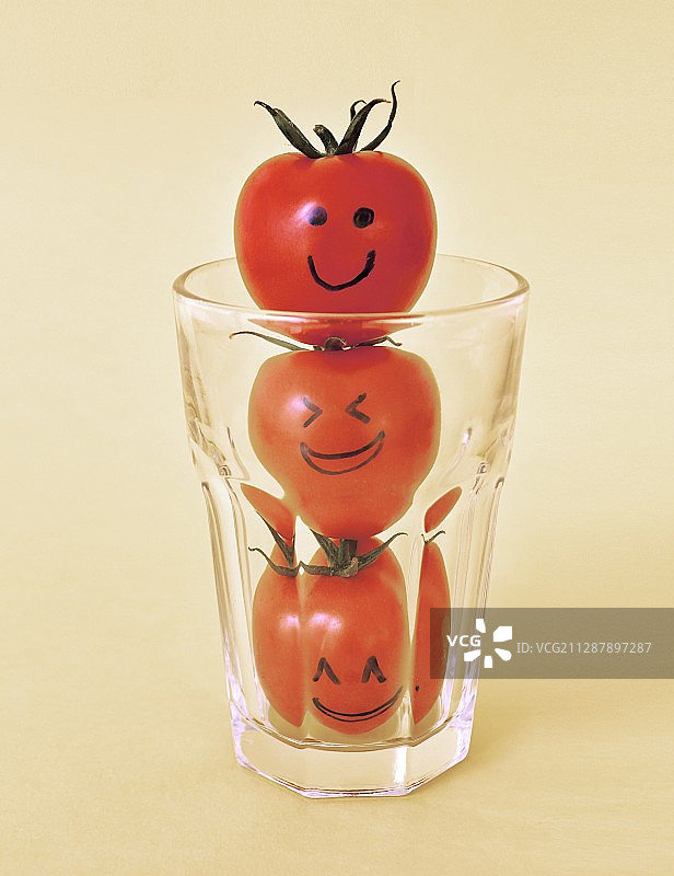 玻璃碗中的番茄图片素材