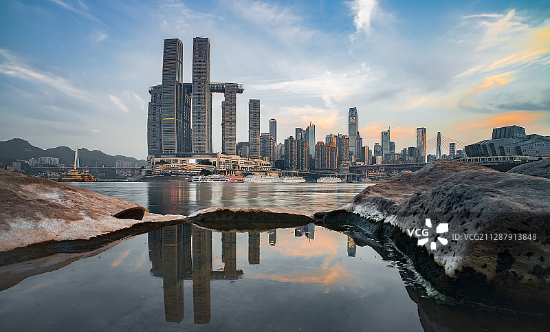 长江里的水坑倒映着朝天门来福士广场图片素材