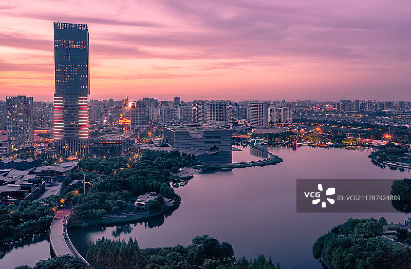 中国上海嘉定远香湖保利大剧院火烧云航拍图片素材