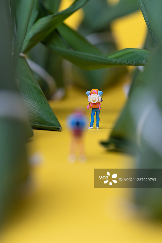 端午节-粽子与背包人物模型在黄色背景上图片素材