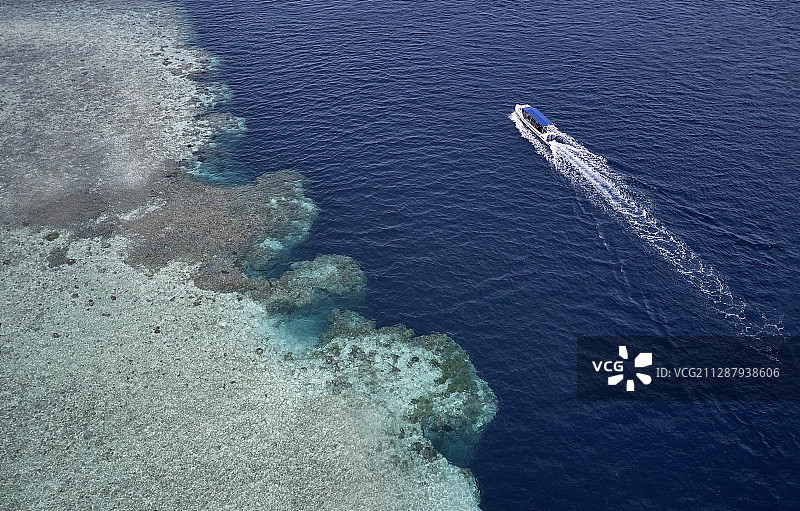 海岛游艇 珊瑚礁图片素材