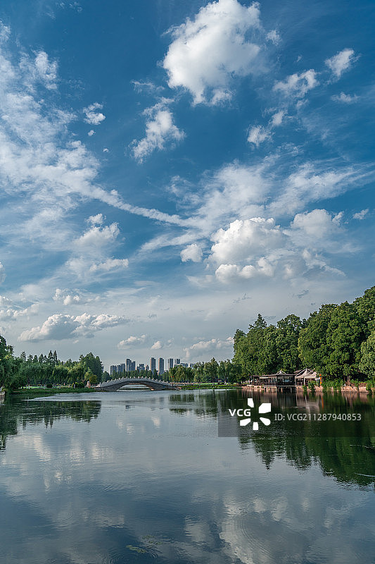 武汉东湖风景区里蓝天白云倒影的水面图片素材
