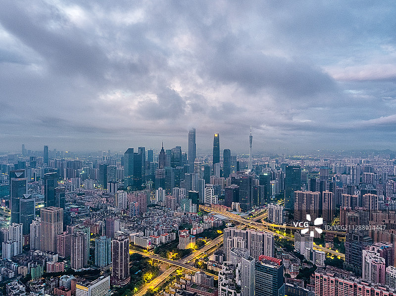 航拍视角下的广州城市天际线图片素材