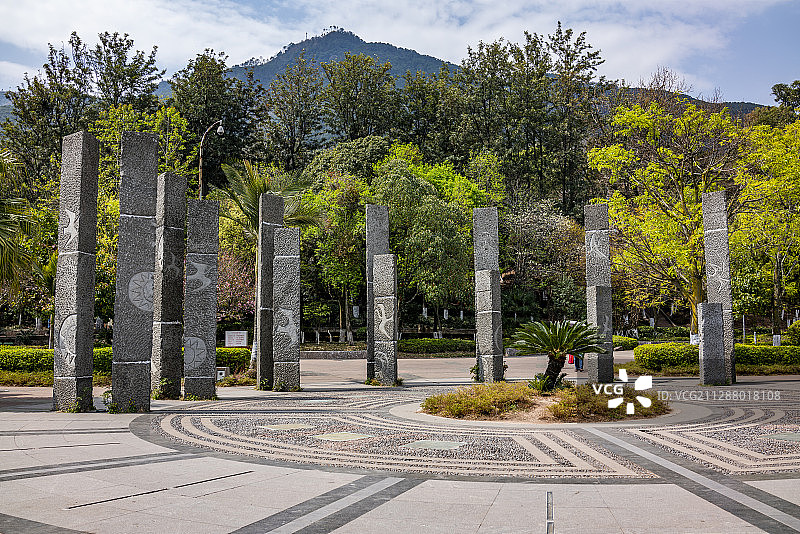四川省凉山邛海公园石柱雕塑图片素材