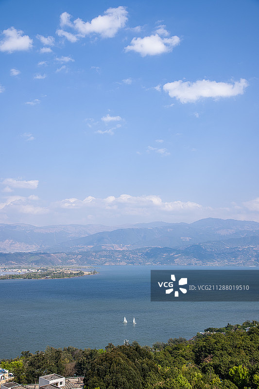 四川省凉山州西昌市泸山风景区上远眺邛海图片素材