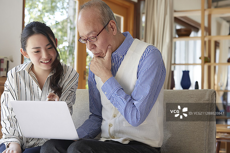 一家人使用笔记本电脑图片素材