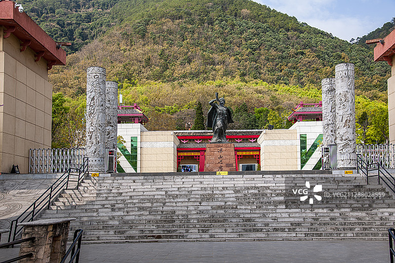 四川省凉山州西昌市泸山风景区凉山彝族奴隶社会博物馆前“凉山之图片素材