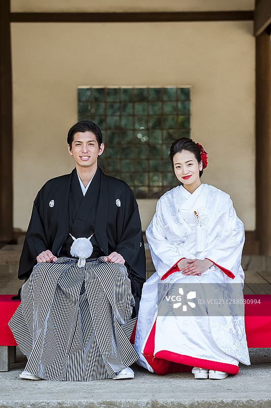 日本人穿着婚纱的新娘和新郎图片素材