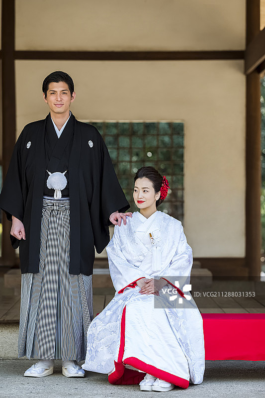 日本人穿着婚纱的新娘和新郎图片素材