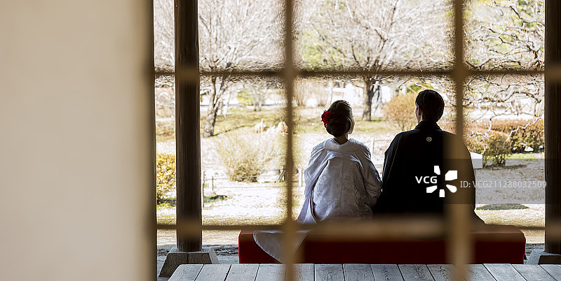 日本人穿着婚纱的新娘和新郎图片素材