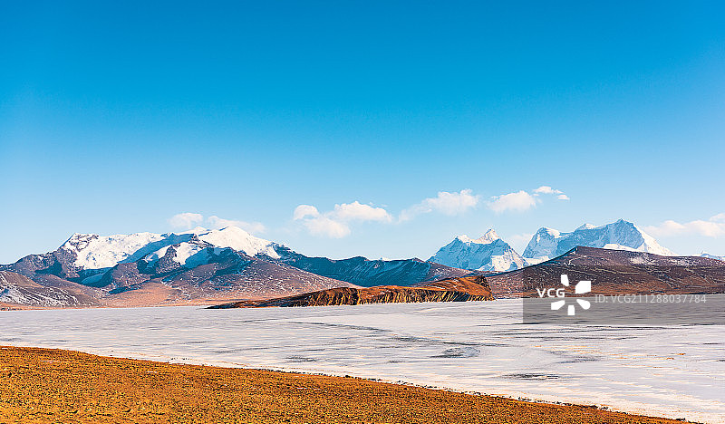 冬天普莫雍错的雪山冰湖美景图片素材