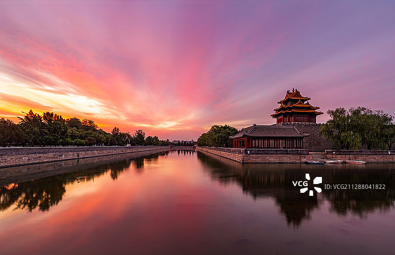 首都北京故宫博物院紫禁城角楼古建筑城墙护城河日出火烧云彩霞图片素材