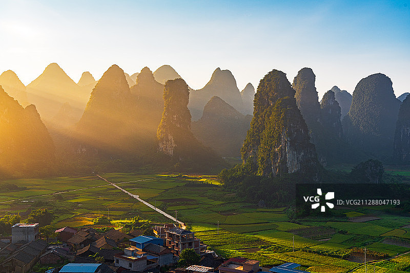 桂林乡村清晨日出时的田园风光图片素材