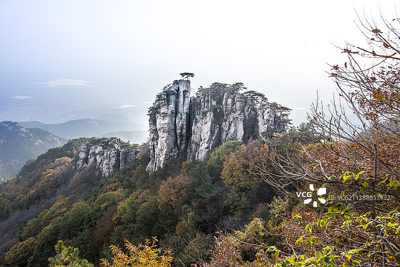 沂蒙山龟蒙景区地标风景——鹰窝峰秋季风景图片素材