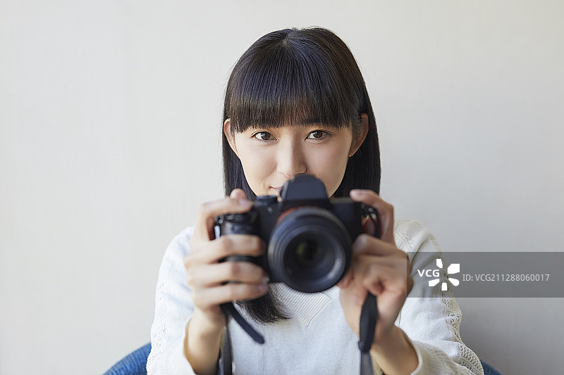 一位拿着相机的女士图片素材