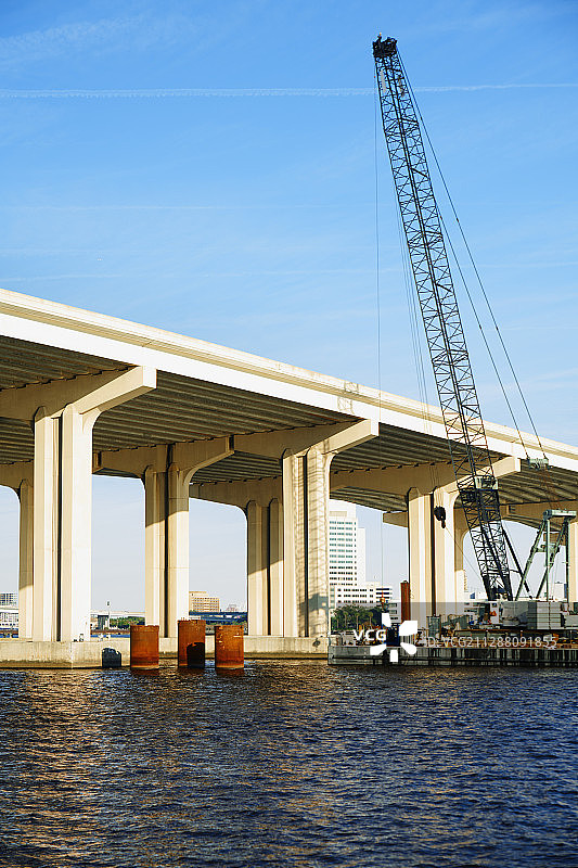 佛罗里达州杰克逊维尔的圣约翰河上的桥梁图片素材