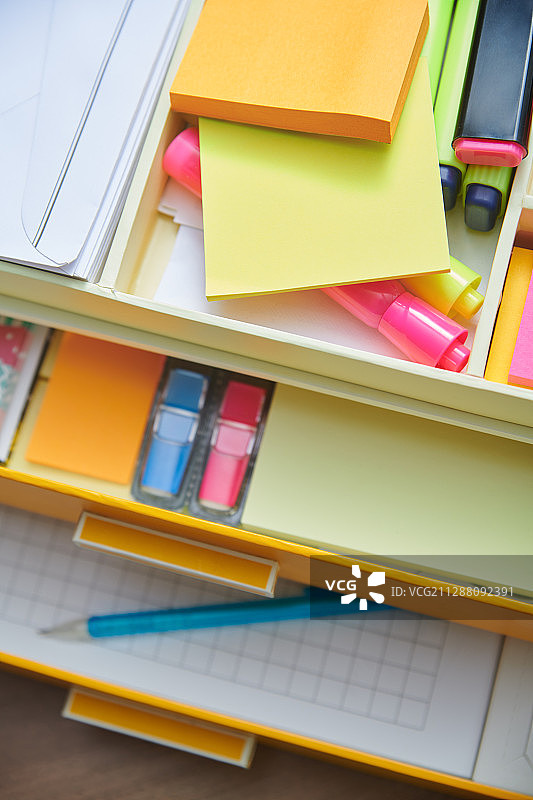 带办公用品的滑动托盘盒图片素材