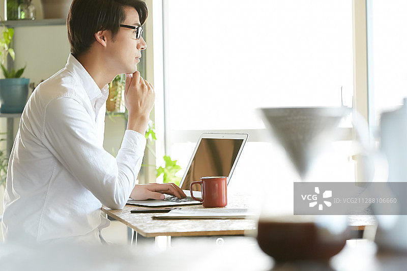 男人休闲下午茶时光图片素材