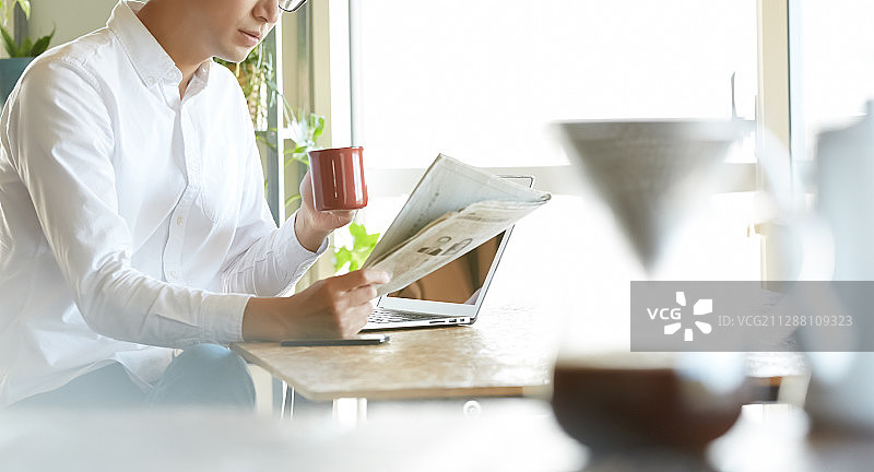 男人休闲下午茶时光图片素材