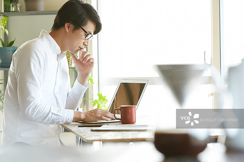 男人休闲下午茶时光图片素材