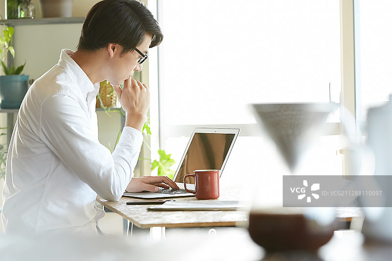 男人休闲下午茶时光图片素材