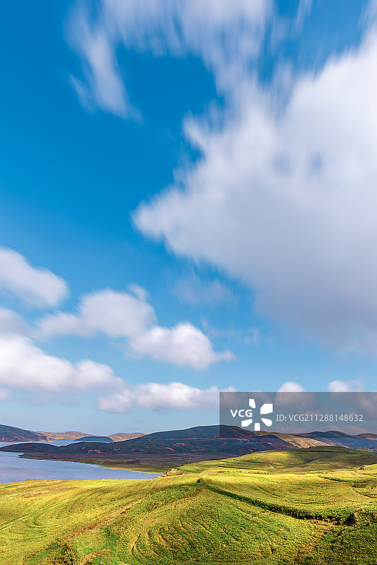 蓝天下的云南昭通大山包高原湿地公园图片素材