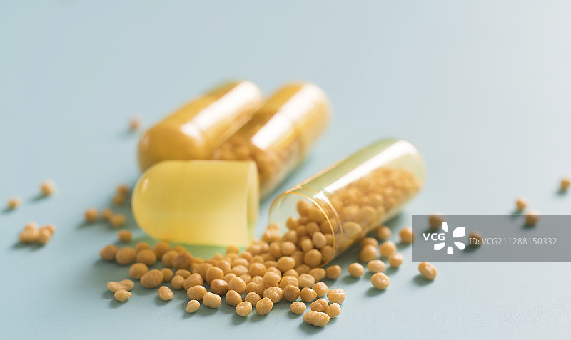 打开的膳食补充剂胶囊图片素材