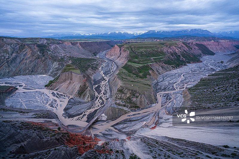 安集海大峡谷河道线条山脉乌云色彩丰富-4图片素材