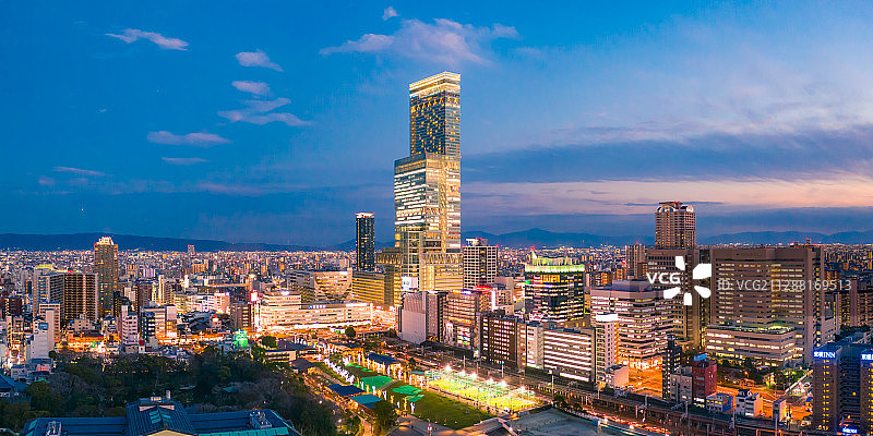 日本大阪市中心繁华地段阿倍野摩天大楼图片素材