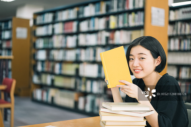 女大学生在图书馆学习（敬泉女子大学）图片素材