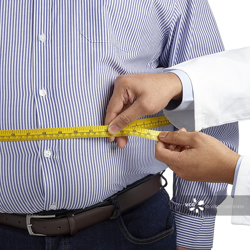 医生测量男人的腰围图片素材