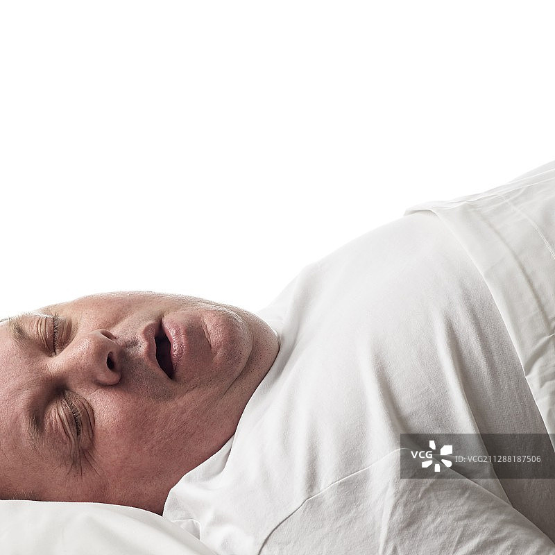 超重男子躺卧睡觉图片素材