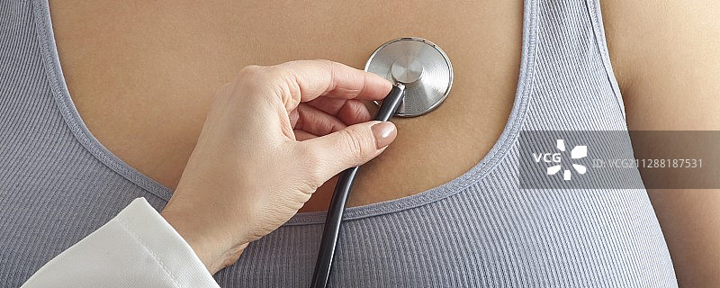 医生使用听诊器图片素材