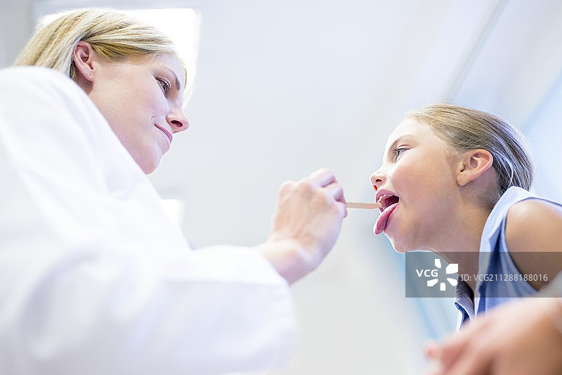 医生检查女孩图片素材