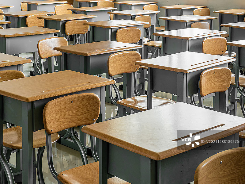 学校教室里的课桌椅子图片素材