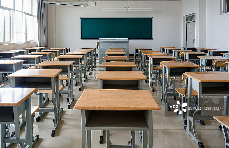 学校教室里的课桌椅图片素材