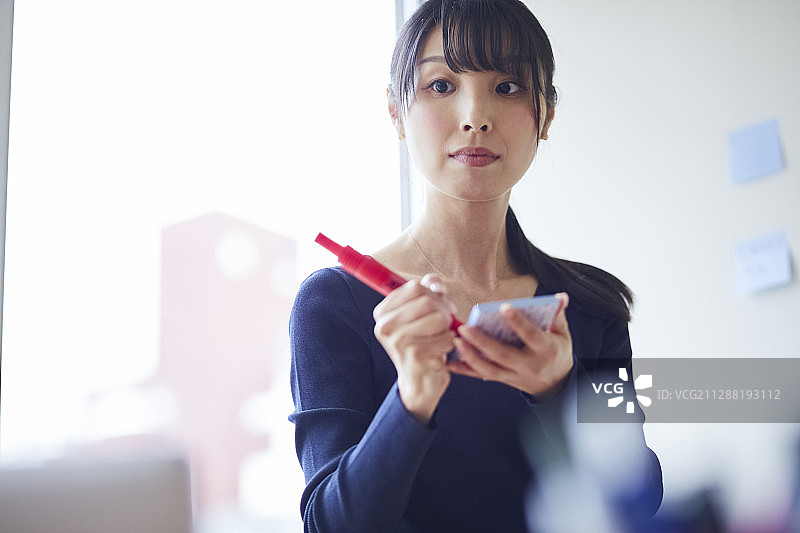 女商人和便签图片素材