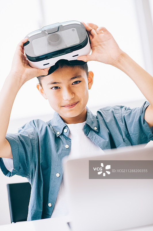 男孩3D眼镜图片素材