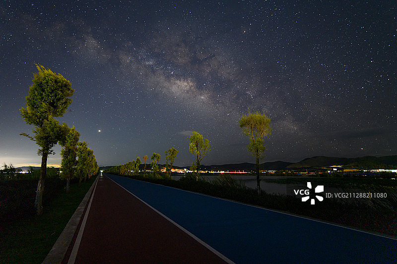 云南省红河州石屏县异龙湖畔星空下的道路图片素材